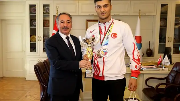 Ağrı İbrahim Çeçen Üniversitesi Öğrencisinin Boks'da Büyük Başarısı