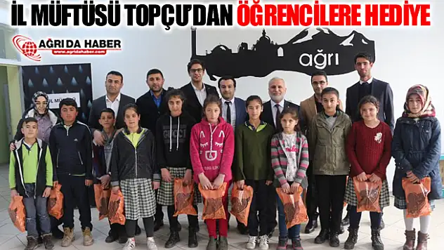 Ağrı İl Müftüsü Tandoğan Topçu'dan Öğrencilere Hediye