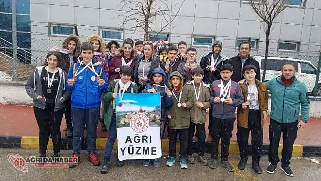 Ağrı'lı Yüzücülerden 64 Madalya