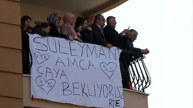 Bakan O pankartı gördü ve...