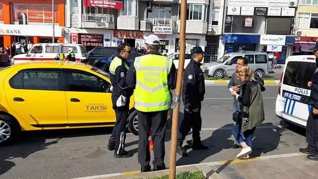 Bindiği Taksiciyi Rehin Aldı
