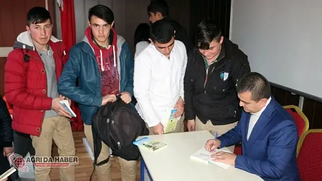 Eğitimci Yazar Ferzende Tanışır, Lise Öğrencileriyle Buluştu
