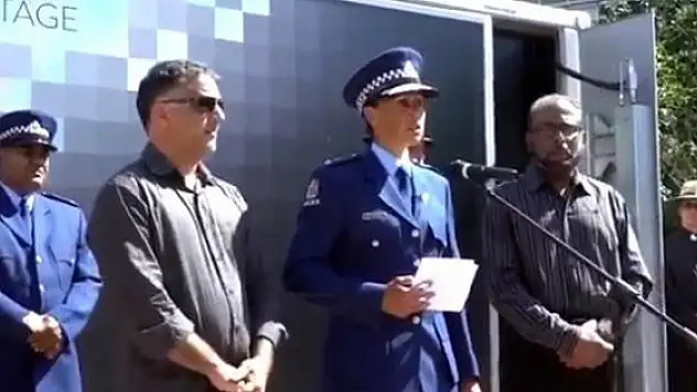Yeni Zelanda'da polis şefi gözyaşlarıyla Müslüman Oldu