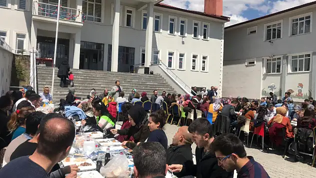 Ağrı'da aday öğretmenlerle yemekte biraraya  gelindi