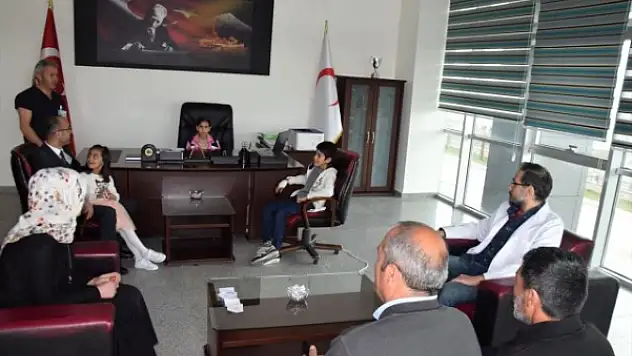 Başhekim Koltuğuna Hasta Çocuk Oturdu