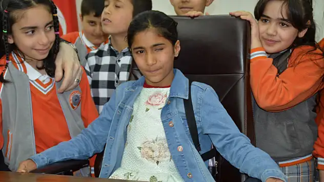 Başkanlık koltuğuna Suriyeli Berivan oturdu