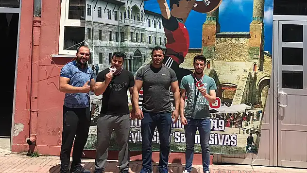 Ağrı'lı Haltercilerden 3 Madalya