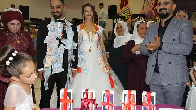 Düğününde Abisi 5 Adet telefon taktı!