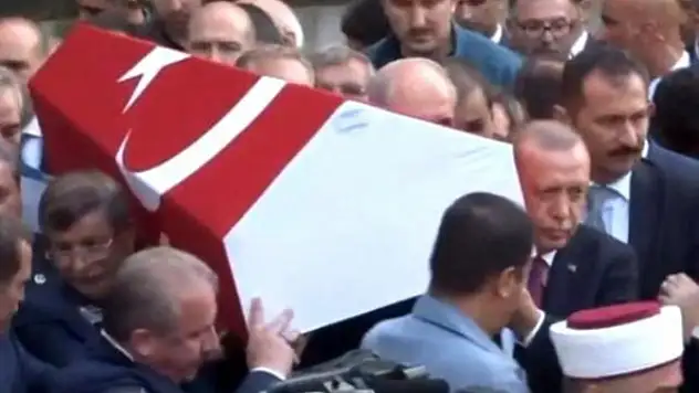 Erdoğan Ve Davutoğlu Cenazeyi Beraber Taşıdı