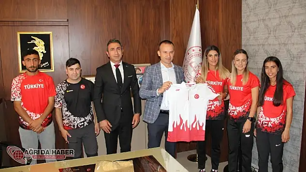 Ağrılı Şampiyon Sporculardan Milli Eğitim Müdürü Tekin'e Ziyaret
