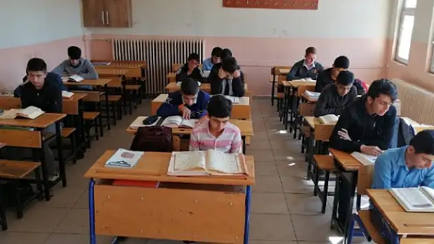 Ağrılı Öğrenciler'den Barış pınarı Harekatına Dua ile Destek