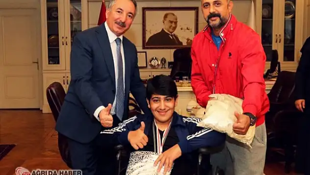 AİÇÜ Rektörü Prof. Dr. Karabulut, Başarılı Sporcuyu Kutladı
