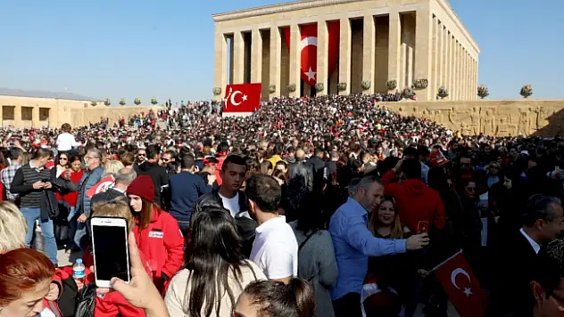 Binlerce Kişi Anıtkabir'de!