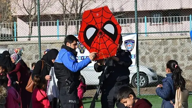 Eleşkirt İlçe Emniyetinin ÇOGEP Projesi 'Gönül Bağı İle Güvenli Yarınlar'