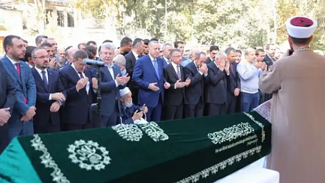 Erdoğan Cenazesinde Tabutunu Omuzladı!