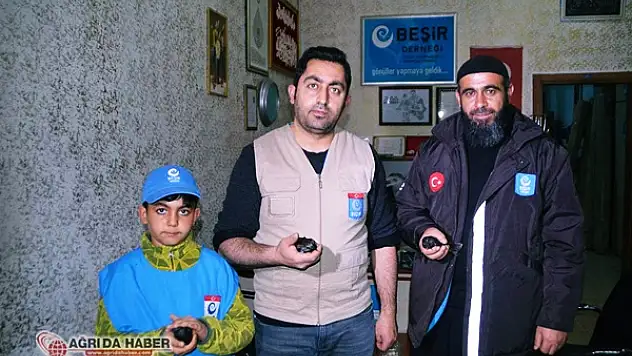 Ağrı Beşir Derneği Soğuktan yiyecek Bulamayan Hayvanlara Yem Bıraktı