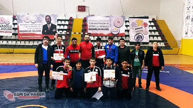 Ağrı'lı Güreşçilerden 9 Madalya