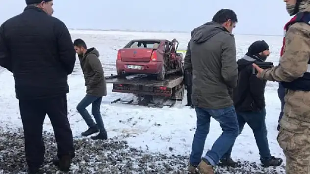 Kars'ta Otomobile Tren Çarptı! 3 Kişi Hayatını Kaybetti!