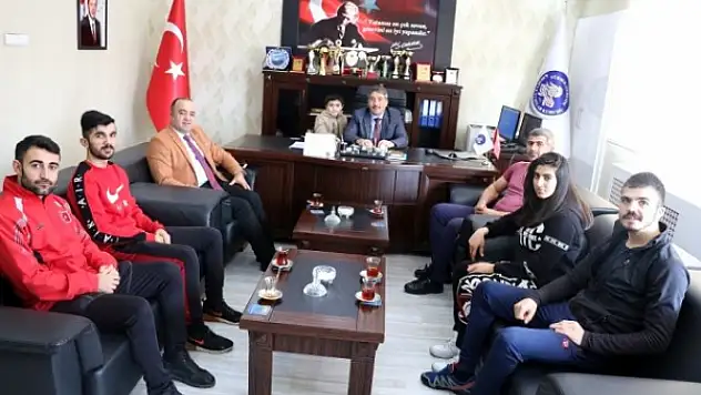Ağrı'da başarılı sporculardan Gençlik ve Spor İl Müdürüne ziyaret