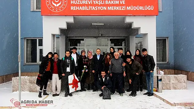 Ağrı İbrahim Çeçen Üniversitesi Öğrencilerinden Huzurevi Ziyareti