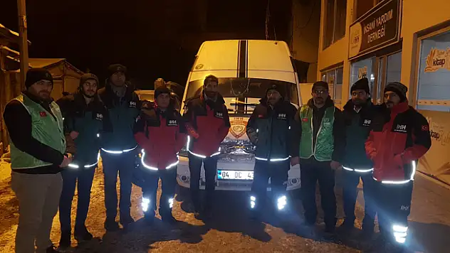 Ağrı İHH 9 Kişlik Ekiple Deprem Bölgesinde