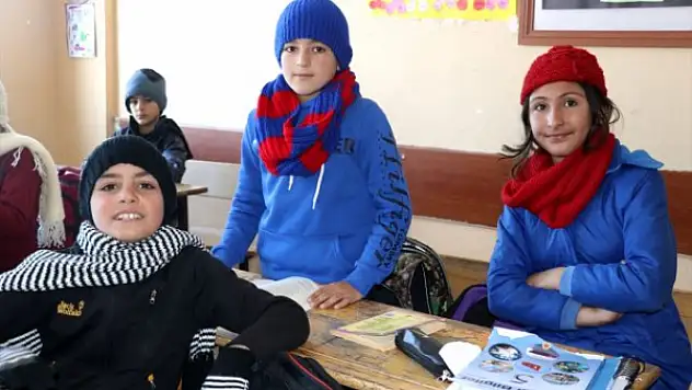 Ağrı Tutak'taki Öğrencilere Diyarbakır'dan Atkı Bere