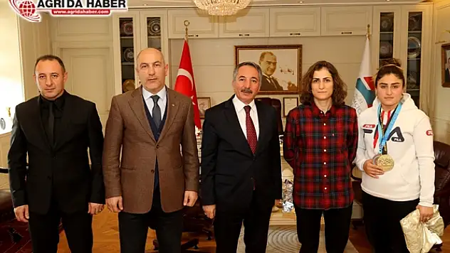 AİÇÜ Rektörü Prof. Dr. KARABULUT, Şampiyon Sporcuyu Kutladı