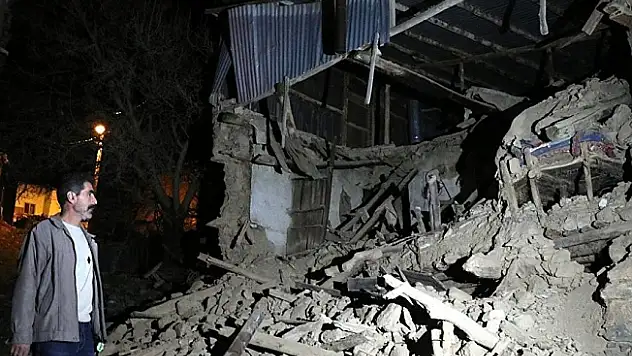 Elazığ'daki depremde bir baba çocuklarına kendini siper ederek vefat etti