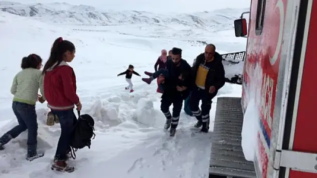 Kar nedeniyle yolu kapanan köyde mahsur kalan hasta çocuk kurtarıldı