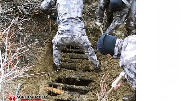 Bitlis kırsalında sığınak içerisinde yaşam malzemesi ele geçirildi