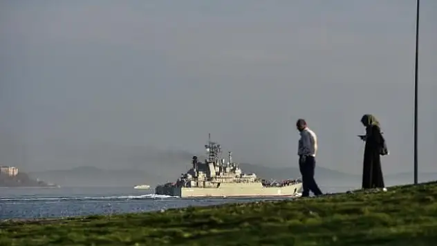 Boğaz'dan Yeniden Savaş Gemisi Geçti
