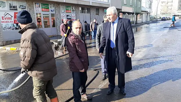 Eleşkirt Belediyesi Cadde ve Sokakları Dezenfekte etti