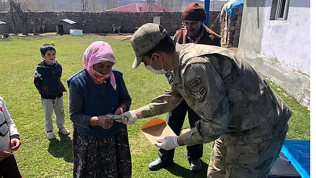 Ağrı'da Mehmetçik Devletin yardım elini Ucra köylere kadar ulaştırıyor