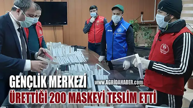 Ağrı Gençlik Merkezi Gönüllüleri Ürettikleri 200 maskeyi teslim etti