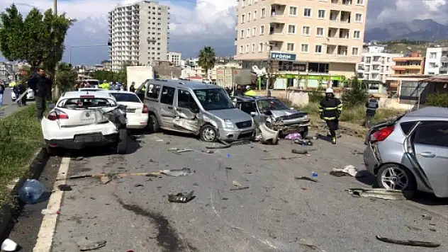 Hatay'da Freni Boşalan Tır Çok Sayıda Araca Çarptı!