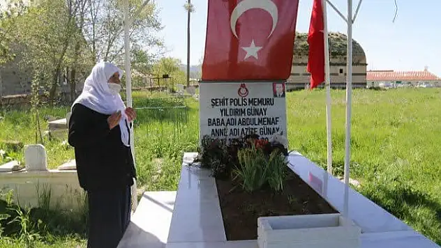 Ağrı'da Polis Ekipleri Şehit Annesinin Bayramını Kutladı