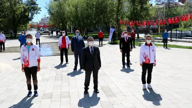 Ağrı'da 19 Mayıs Kutlamalarında Sosyal Mesafeye Uyuldu!