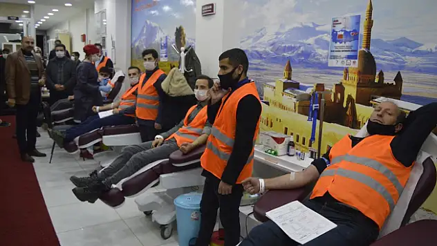 Ağrı'da Kızılay'a kan bağışı devam ediyor