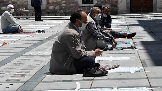 Cuma namazına özel 300 bin tek kullanımlık seccade dağıtıldı