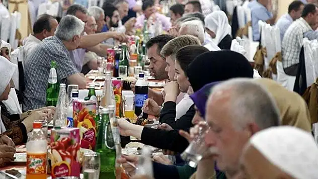 İftar Yemeğinde 13 Kişiye Koronavirüs Bulaştı!