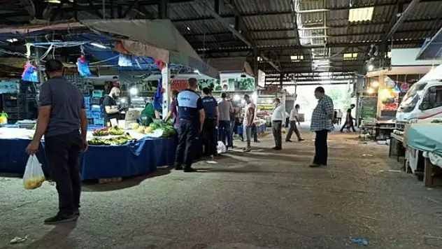 Karpuzu Almayan Müşterisini bıçakla kovaladı