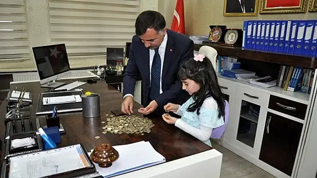 Minik Kardelen Ağrı'da 'Biz Bize Yeteriz Türkiyem' kampanyasına kumbarasını bağışladı