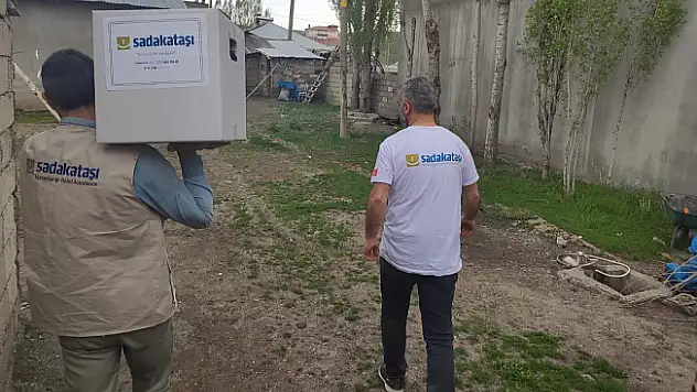 Sadakataşı Derneğinden Ağrı'da ihtiyaç sahiplerine bayram desteği