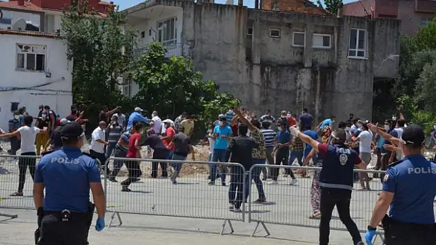 Antalya'da süre uzatıldı! Mahalleli Polise taş attı