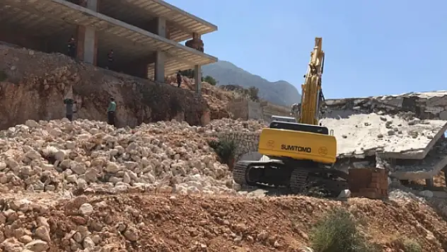 Kaçak yapıların yıkım işlemleri devam ediyor