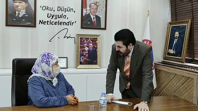 Ağrı Belediye Başkanı Savcı Sayan'dan Yaşlı Teyzeye Yardım Eli!