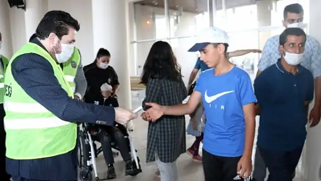 Ağrı'da ihtiyaç sahibi 1500 çocuğa kıyafet çeki dağıtıldı