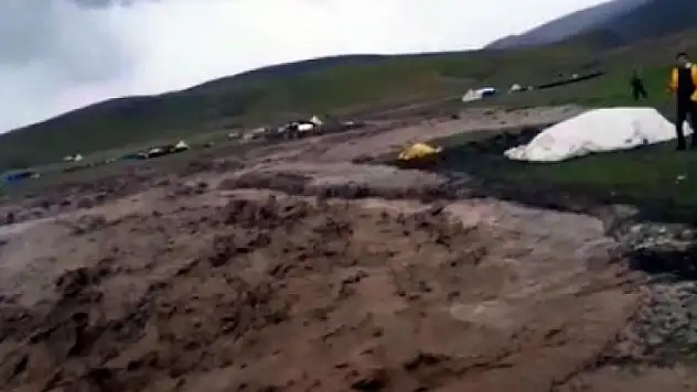 Ağrı'da Sağanak Etkili Oldu! Arsalar Sular Altında Kaldı