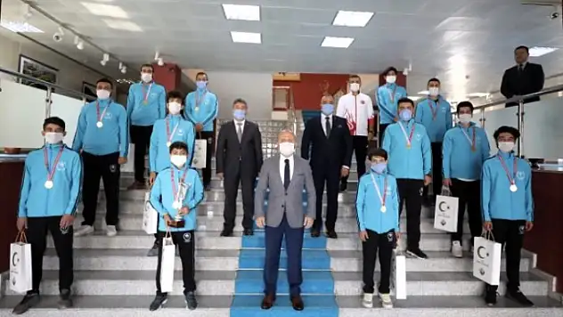 Şampiyon Tenisçiler Vali Varol'u ziyaret etti!  
