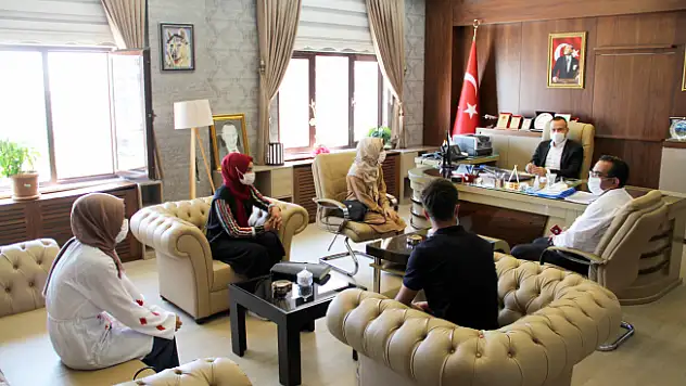 YKS sınavında başarılı olan öğrencilerden Milli Eğitim Müdürü Tekin'e ziyaret